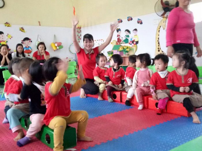 Hình ảnh khuôn viên trường rộng rãi với sân chơi đầy màu sắc