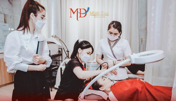 Minh Đan Academy ảnh 1 - Hình ảnh ấn tượng về không gian đào tạo chuyên nghiệp với phòng học lý thuyết và thực hành được trang bị đầy đủ thiết bị hiện đại.