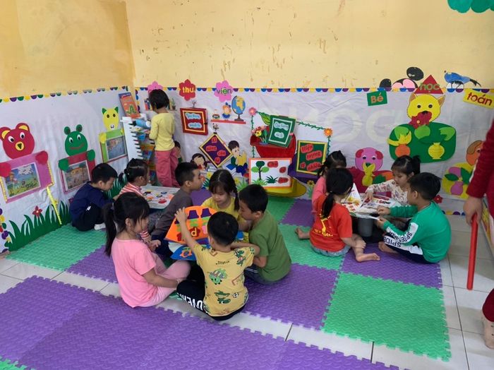 Trường Mầm Non Thị Trấn Tứ Kỳ - Khoảnh khắc đầu tiên: Ngắm nhìn không gian học tập đầy màu sắc và niềm vui của các bé qua bức ảnh chân thực.