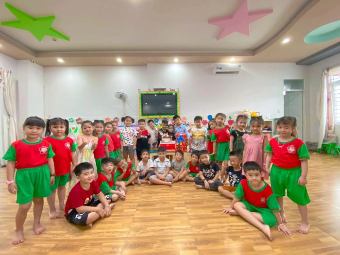 Giờ học ngoài trời đầy hứng khởi tại Hoa Phượng Đỏ