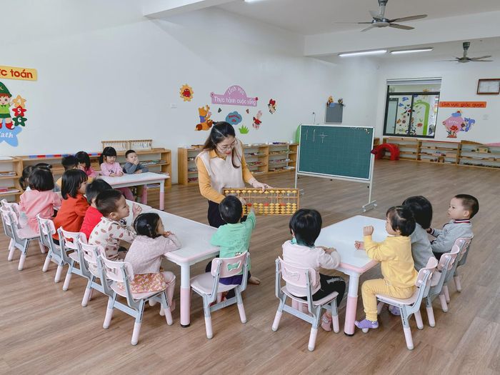 Hình ảnh sinh động về môi trường học tập tại Hoa Sen Montessori