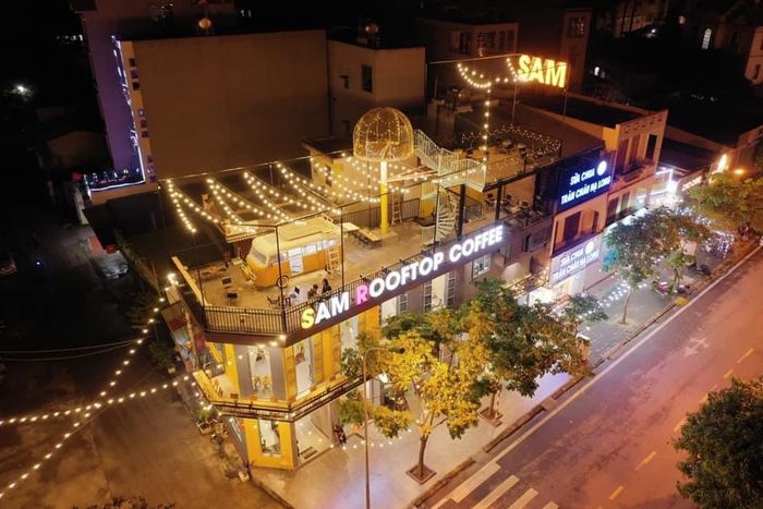 View thành phố tuyệt đẹp từ Sam Rooftop Coffee