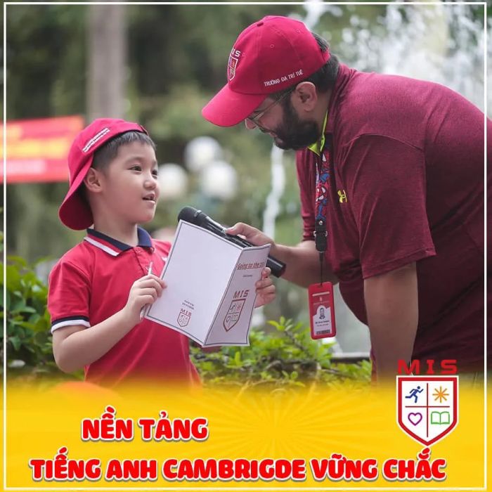 Hình ảnh ấn tượng về khuôn viên xanh và các hoạt động học tập sáng tạo tại MIS