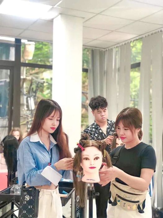 Hình ảnh học viên thực hành tại Viện Tóc ANNA