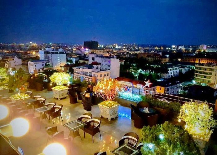 Không gian sang trọng với view thành phốt từ Top Coffee