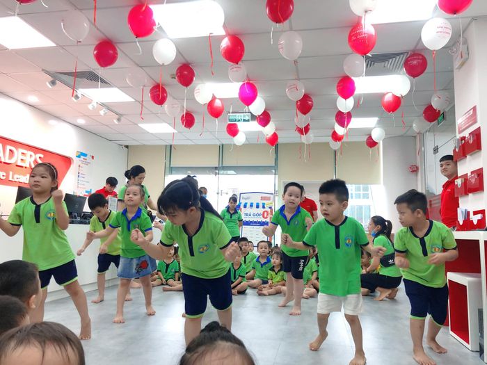 Hình ảnh Trường Mầm Non Hoa Linh - Không gian học tập hiện đại với sân chơi rộng rãi, phòng học đầy ánh sáng và những khoảnh khắc đáng yêu của các bé trong các hoạt động vui chơi, học tập đầy sáng tạo.