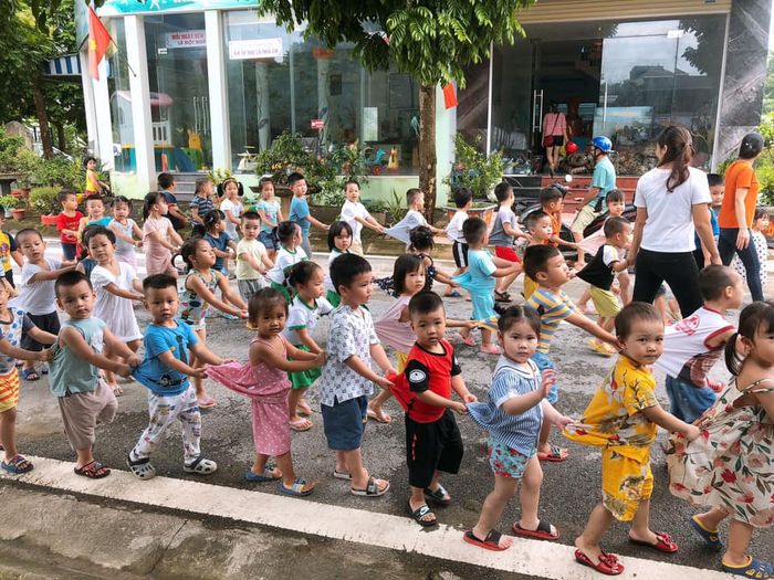 Trường mầm non Thanh Nhàn qua góc nhìn nghệ thuật: kiến trúc xinh xắn, sân chơi rộng rãi - thiên đường tuổi thơ cho các bé.