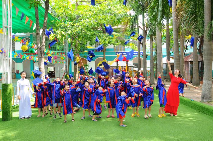 Hoạt động vui chơi sáng tạo cùng các bé tại trường
