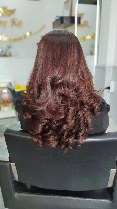 Hình ảnh phong cách làm việc chuyên nghiệp tại Salon Phương Kiệt