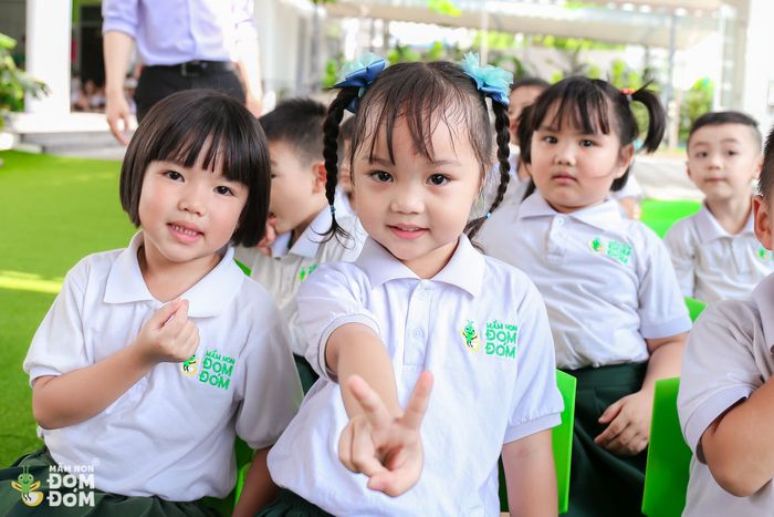 Giờ học ngoại khóa đầy hứng khởi cho bé