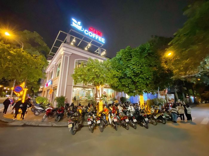Không gian sang trọng với view sông lãng mạn tại Muối Coffee
