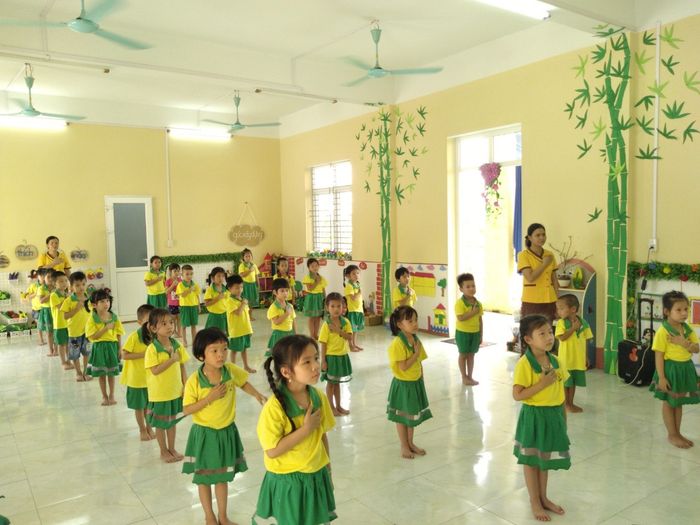 Hình ảnh khuôn viên xanh mát tại Trường Mầm Non Hồng Phong