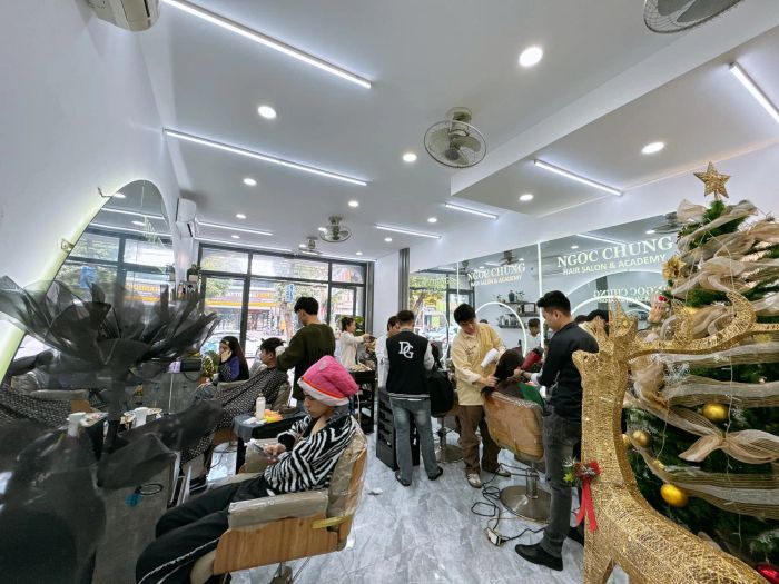 Học viên thực hành kỹ thuật tạo mẫu tóc tại NGỌC CHUNG