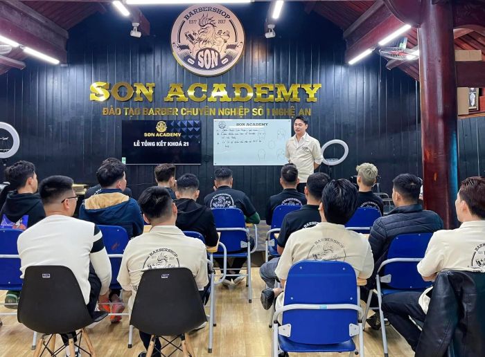 Học viên thực hành kỹ thuật cắt tóc nam tại SƠN BARBER