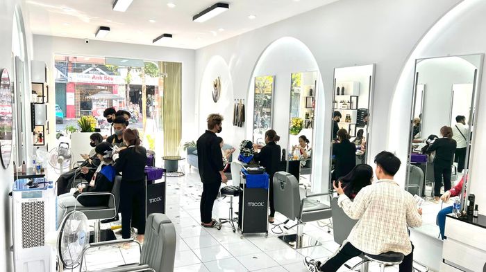Hình ảnh ấn tượng về không gian sang trọng tại Bảo Nam Hair Salon