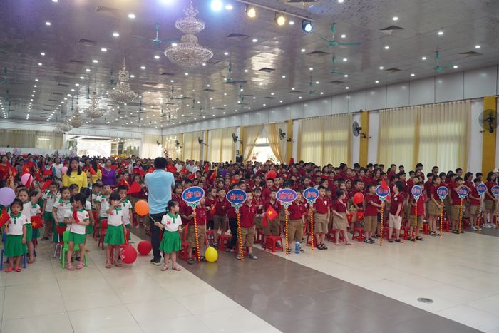Khám phá không gian học tập tại Sao Mai qua ống kính: những phòng học hiện đại, sân chơi rộng rãi và góc nghệ thuật sáng tạo - môi trường lý tưởng để trẻ phát triển toàn diện cả tri thức lẫn năng khiếu.