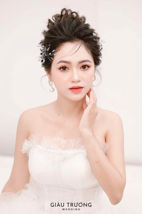 Bộ sưu tập váy cưới và phong cách trang điểm ấn tượng tại Giàu Trương Wedding
