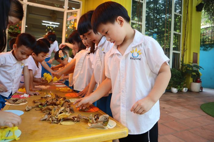 Hình ảnh hoạt động vui chơi sáng tạo của các bé tại Kidzone