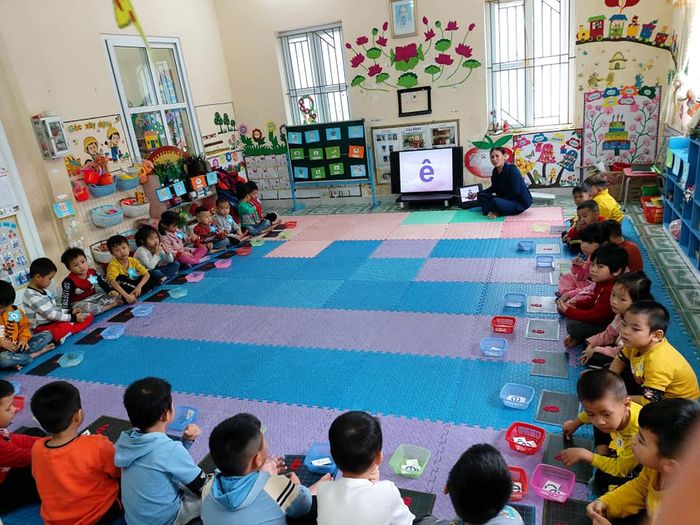 Khám phá Trường Mầm Non Chí Minh II qua góc nhìn đầu tiên: Không gian học tập đầy màu sắc với các góc hoạt động đa dạng, nơi trẻ được thỏa sức sáng tạo và phát triển.