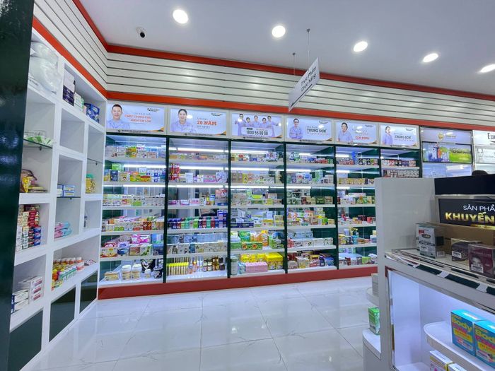 Hệ thống kệ thuốc khoa học tại Nhà Thuốc Trung Sơn Pharma