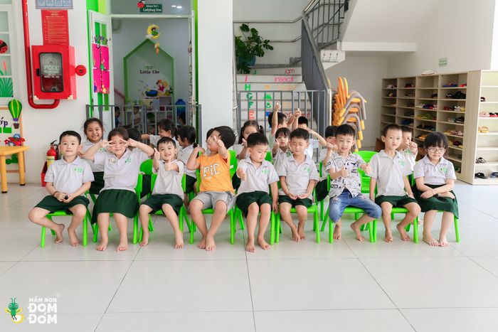 Mầm Non Đom Đóm Lái Thiêu qua góc nhìn chân thực - Bức ảnh số 3 lưu giữ khoảnh khắc hạnh phúc của các bé trong môi trường giáo dục chất lượng.