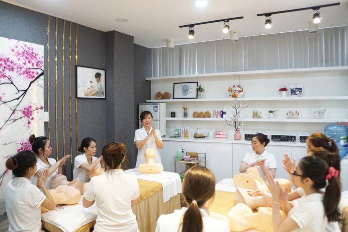 ASAKO Beauty Academy ảnh 2 - Cơ sở vật chất hiện đại với đầy đủ trang thiết bị spa cao cấp, nơi học viên được thực hành như trong môi trường làm việc thực tế.