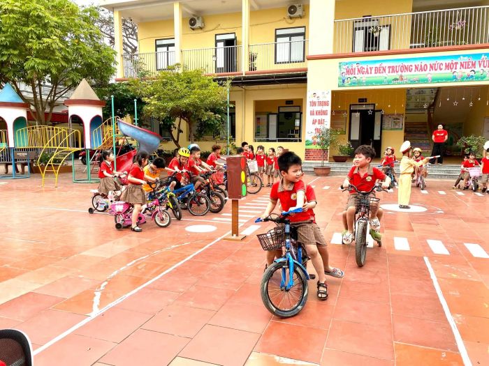 Khoảnh khắc vui chơi ngoài trời đáng yêu của các bé tại Trường Mầm non Thị trấn Cát Hải