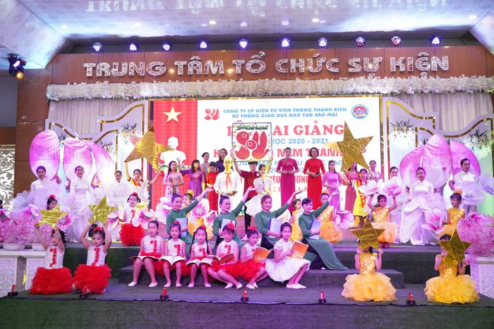Góc nhìn nghệ thuật về Trường Sao Mai: kiến trúc hiện đại hài hòa với không gian xanh, những lớp học nghệ thuật đầy màu sắc và sân chơi sáng tạo - nơi ươm mầm những ngôi sao nhỏ tỏa sáng.