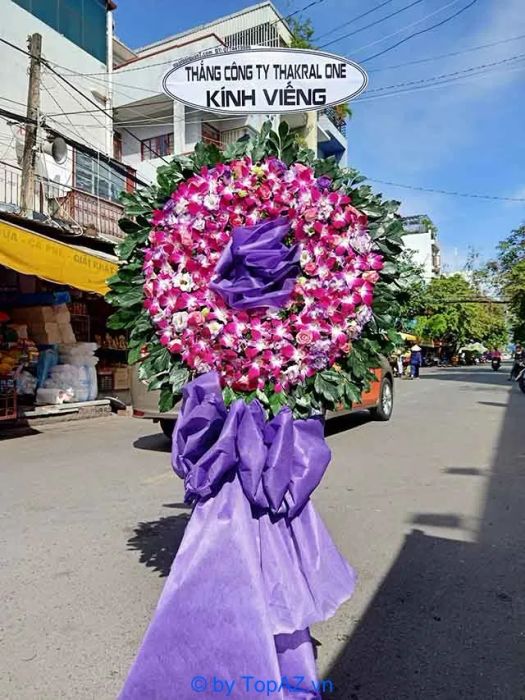 Hoa tươi Ngọc Vân là địa chỉ đáng tin cậy cho những ai tìm kiếm vòng hoa đám tang chất lượng tại Quận 7. Với cam kết về chất lượng và sự tinh tế trong từng thiết kế, đây chính là sự lựa chọn hoàn hảo cho những nghi thức trọng đại.