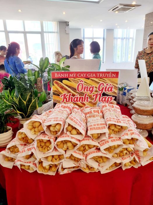 Bánh Mỳ Cay Ông Già Khánh - Hương vị cay nồng đậm chất truyền thống