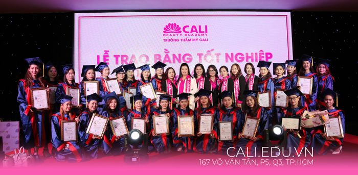 Trường Đào Tạo Thẩm Mỹ Cali - Cali Beauty Academy ảnh 1 - Hình ảnh đầu tiên giới thiệu không gian đào tạo chuyên nghiệp, nơi truyền cảm hứng sáng tạo trong ngành làm đẹp.