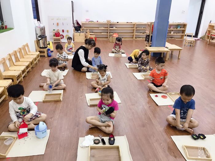Khám phá không gian học tập đầy màu sắc tại Sweety Garden qua ống kính: những phòng học rộng rãi với hệ thống điều hòa hai chiều, khu vui chơi ngoài trời xanh mát và vườn thực hành sinh động - thiên đường tuổi thơ cho các bé.
