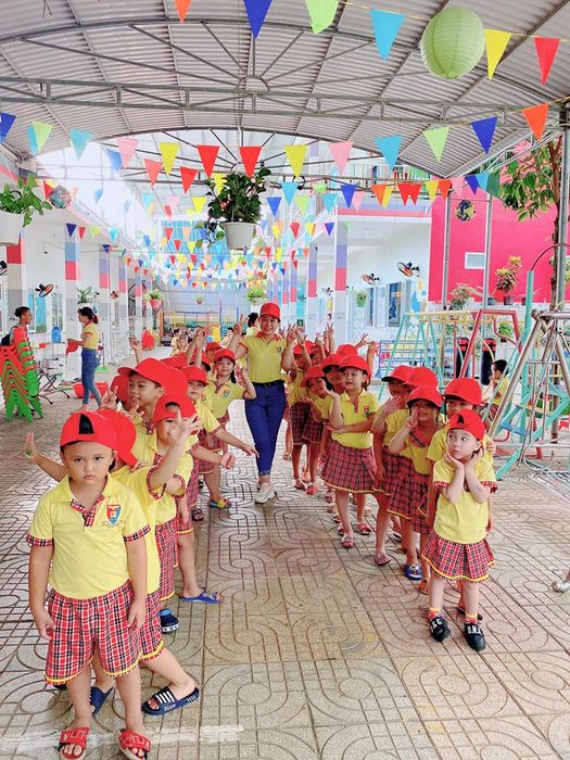 Hình ảnh các bé vui chơi tại khuôn viên xanh mát của trường