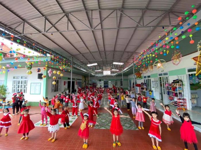 Khoảnh khắc hạnh phúc: Các bé vui chơi tại sân trường Ban Mai Xanh