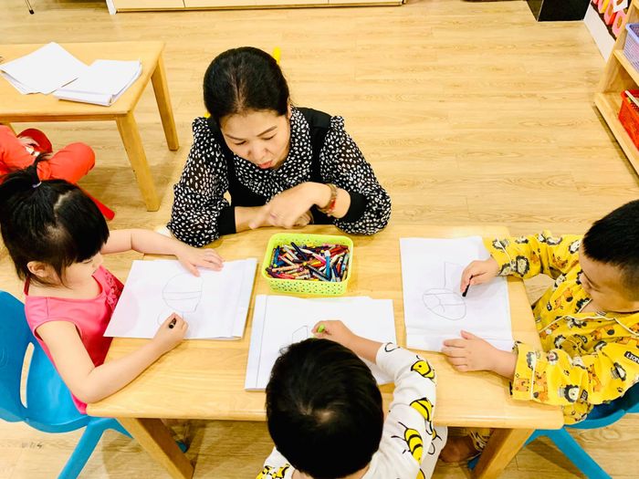 LiS Preschool qua ống kính mới - Nơi những nụ cười trẻ thơ hòa cùng không gian học tập hiện đại, tạo nên bức tranh giáo dục đầy màu sắc.