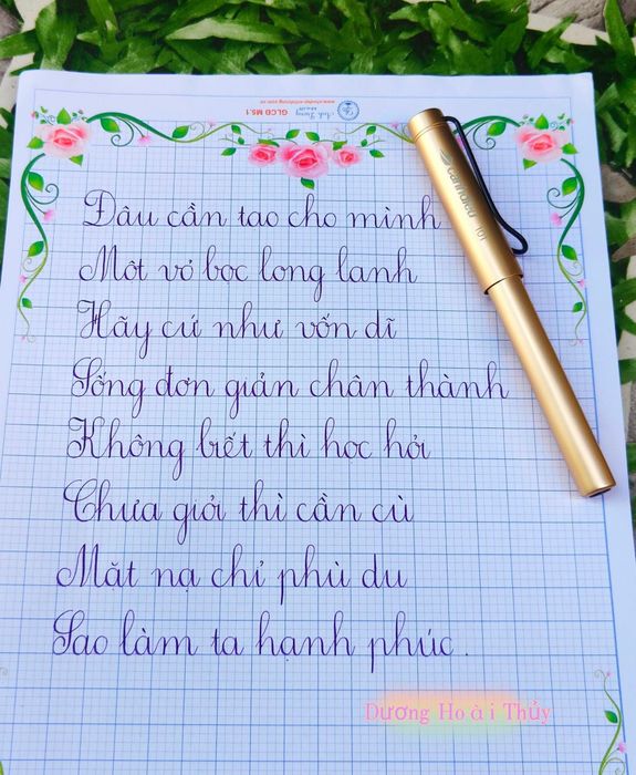Học sinh đang tập trung luyện chữ cùng cô Hoài Thủy