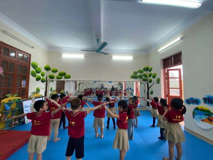 Khuôn viên xanh mát của Trường Mầm non Văn Phong