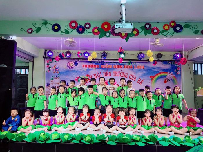 Hình ảnh Trường Mầm Non Hoa Linh - Không gian học tập lý tưởng với phòng học rộng rãi, sân chơi thoáng mát cùng những khoảnh khắc đáng yêu của các bé trong các hoạt động vui chơi và học tập sáng tạo.