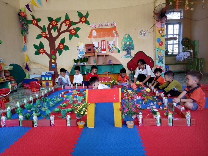 Hình ảnh lớp học sáng tạo với đồ dùng học tập hiện đại