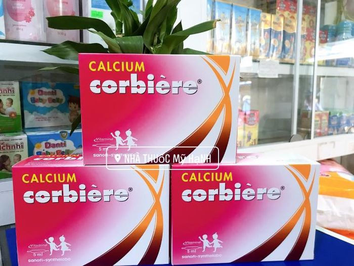 Hệ thống kệ thuốc đạt chuẩn tại Nhà Thuốc Mỹ Hạnh