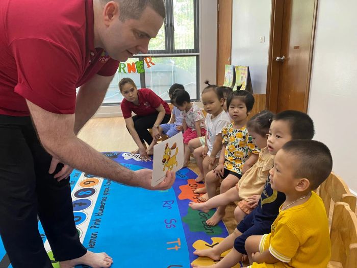 Khám phá JoyBell Kids Kindergarten Gamuda qua những hình ảnh chân thực, nơi trẻ em được học tập và vui chơi trong môi trường hiện đại.