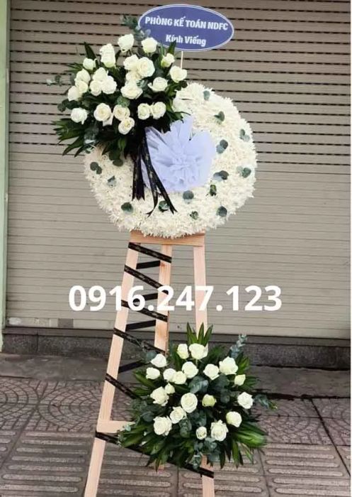 Shop hoa tươi Vina chuyên cung cấp dịch vụ đặt hoa chia buồn tại Quận 7, nổi bật với các thiết kế hoa tươi tinh xảo và chất lượng, giúp bạn thể hiện lòng thành kính và sự quan tâm sâu sắc đến người đã khuất.