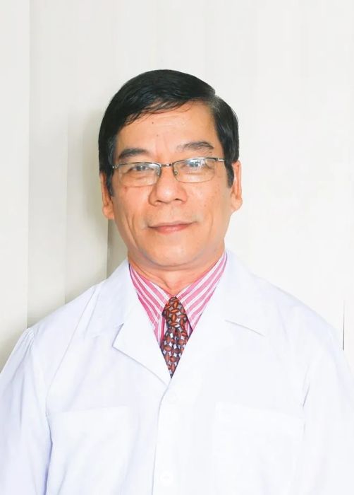 Hình ảnh BS. Huỳnh Huy Hoàng trong quá trình thăm khám cho bệnh nhân
