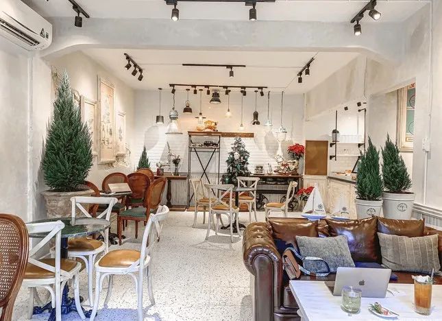 Góc nghệ thuật cổ điển tại B.story Cafe tầng 2