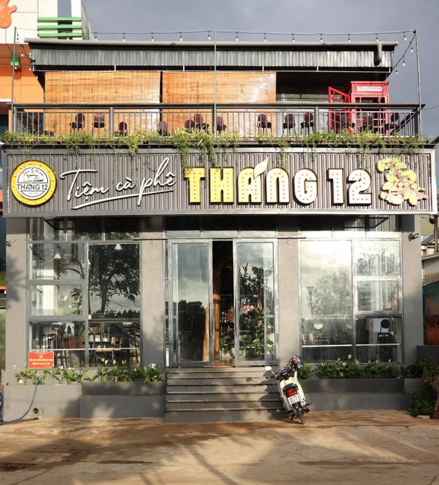 Tiệm Cà Phê Tháng 12 - Khung cảnh lung linh như cổ tích về đêm