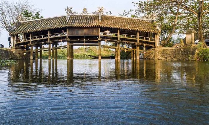 Không gian lung linh của chợ đêm cầu ngói Thanh Toàn