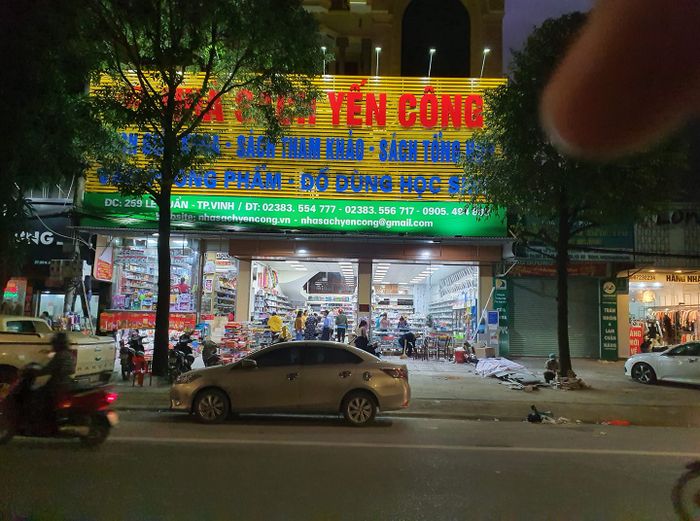 Không gian hiện đại và kho sách đồ sộ tại Nhà sách Yến Công