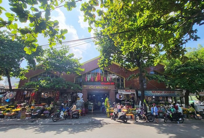 Không gian nhộn nhịp của chợ Bến Ngự - một trong tứ đại danh chợ xứ Huế