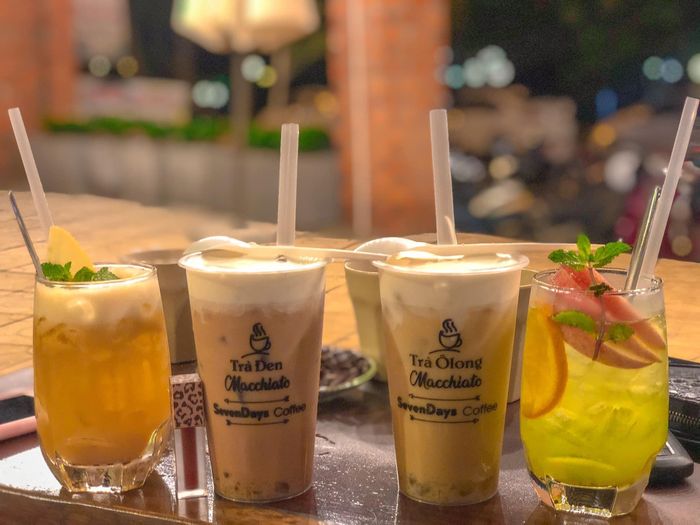 SevenDays Coffee & Tea - Góc thư giãn lãng mạn dưới ánh đèn vàng