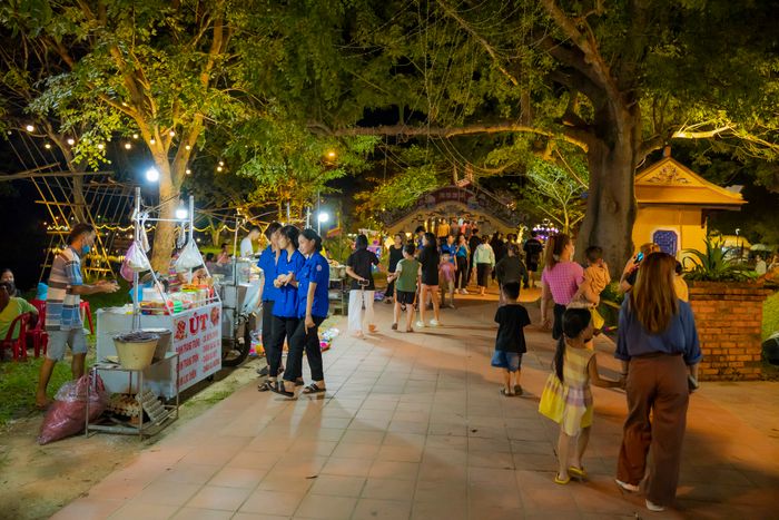 Không gian rực rỡ sắc màu của chợ đêm cầu ngói Thanh Toàn